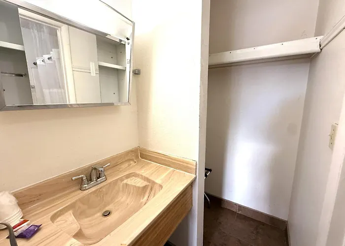 Hotel Del Rio O Near Downtown